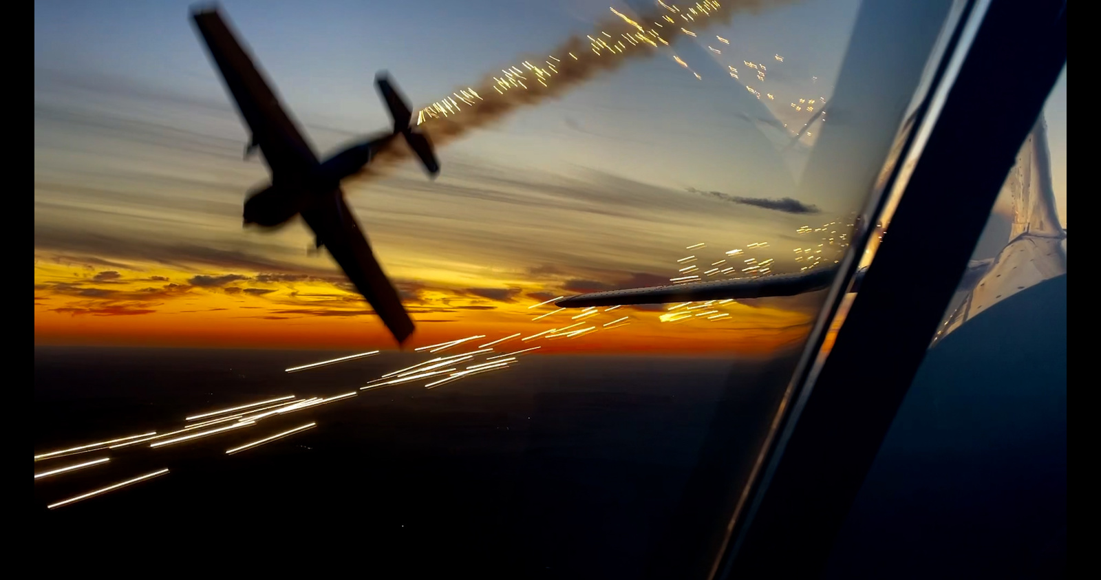 Авиашоу на закате от пилотажной группы "Первый полет"